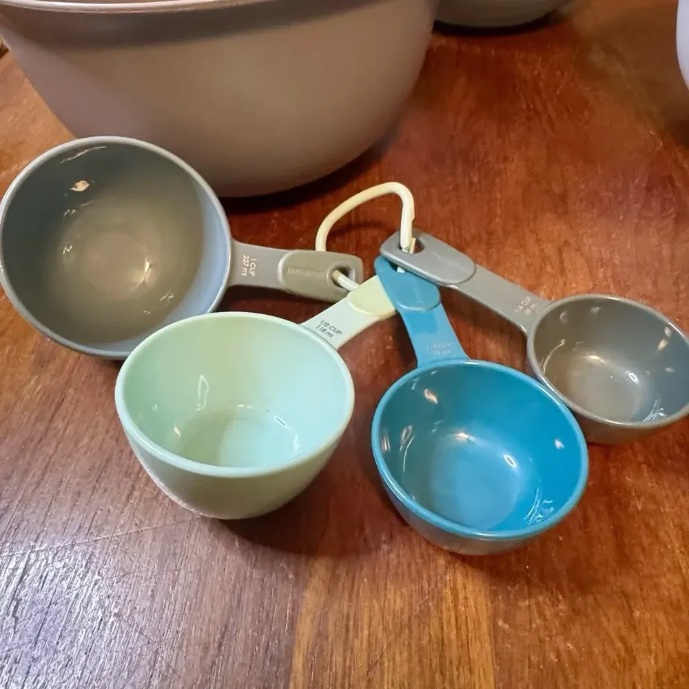 KitchenAid 3 Nesting Non Slip Mixing Bowls Measuring Cups & Spoons Set